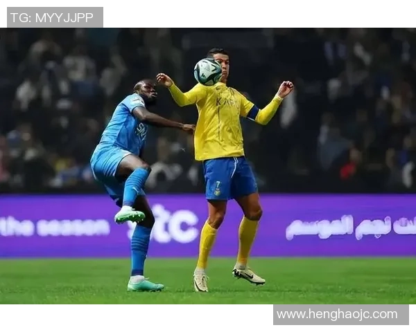 足球明星亲临香港赛场展现风采引发球迷热烈追捧与期待